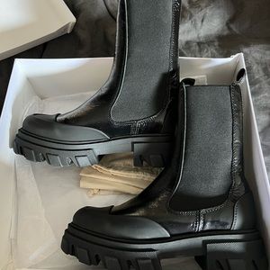 Ganni Chelsea Boot NIB size 37 , just purchased and reselling. Fit like 6-6.5